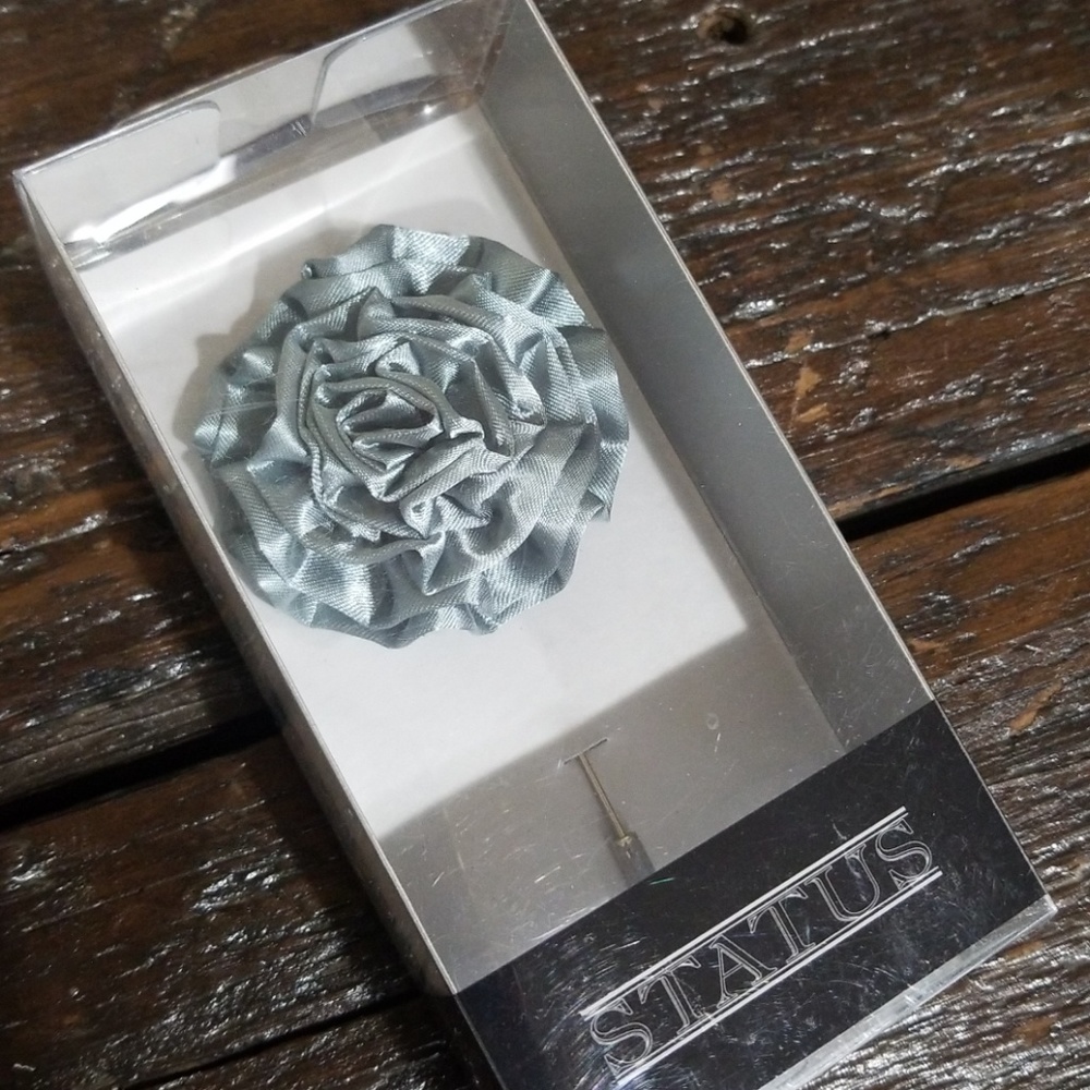 Boutonniere pin NIB 100% poly, silk look.